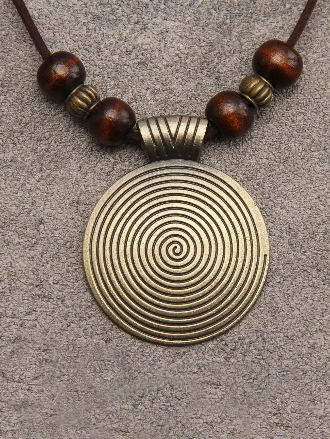 Collana Vintage con Ciondolo Geometrico in Perline di Legno