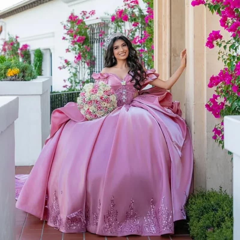 Raso rosa rosa abito Quinceanera spalle scoperte pizzo stratificazione glitter decalcomania coda lunga fiocco abiti da 15 Quinceanera Personalizza
