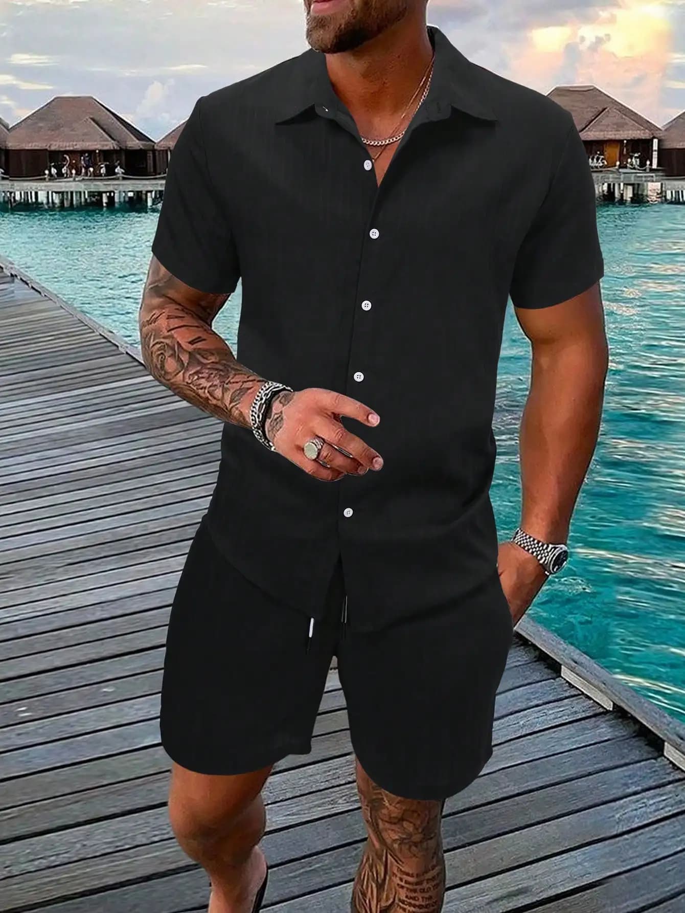 Camicia da uomo a maniche corte con bottoni e pantaloncini abbinati, completo casual in due pezzi