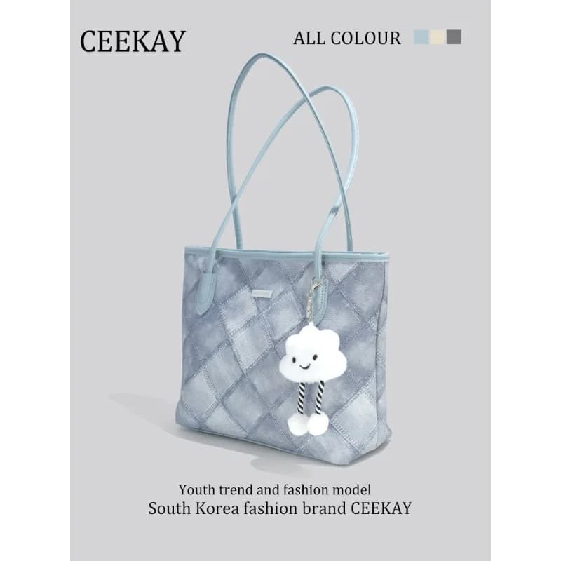 Borsa a mano CEEKAY in stile carino, borsa tote a mezzaluna in denim con ciondolo in peluche, borsa a tracolla trendy per tutti i giorni, perfetta per lavoro e viaggi