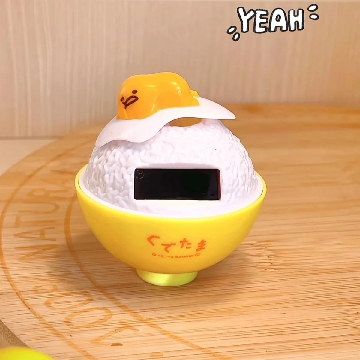 Sanrio Gudetama Uova Scivolanti, Uovo Incubabile a Energia Solare, Ornamento Carino da Scrivania, Agitabile, Regalo di Compleanno