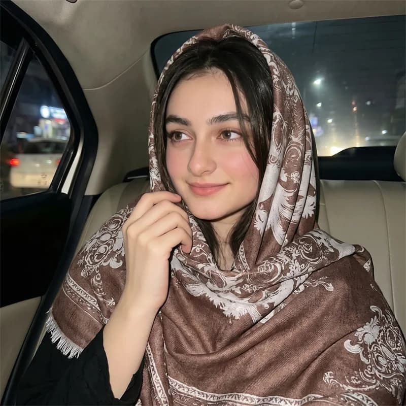 Luxury Baroque Print Hijab Women Tassel Shawl Soft Warm European Pattern Square Scarf Islamic Modest Head Wrap For Daily Prayer