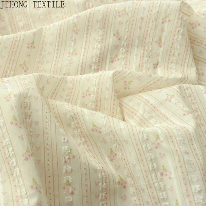 Elegante Tessuto con Stampa a Righe Verticali e Bouquet di Fiori Rosa, 100% Cotone Morbido per Abiti, Tende, Biancheria da Letto e Materiali per Cucito Fai-da-Te