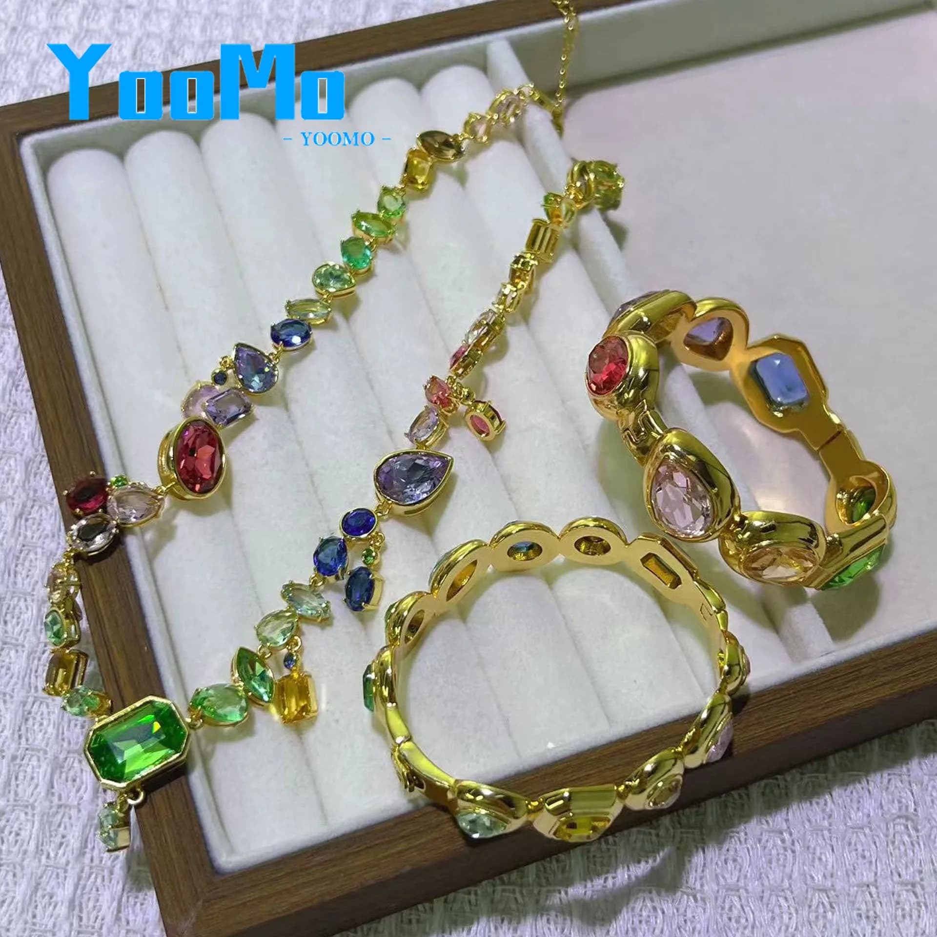 Set di Lusso da Donna: Collana Girocollo Blu, Orecchini, Bracciale con Ciondoli, Collana con Nappe Colorate e Grandi Cristalli - Regalo per Feste