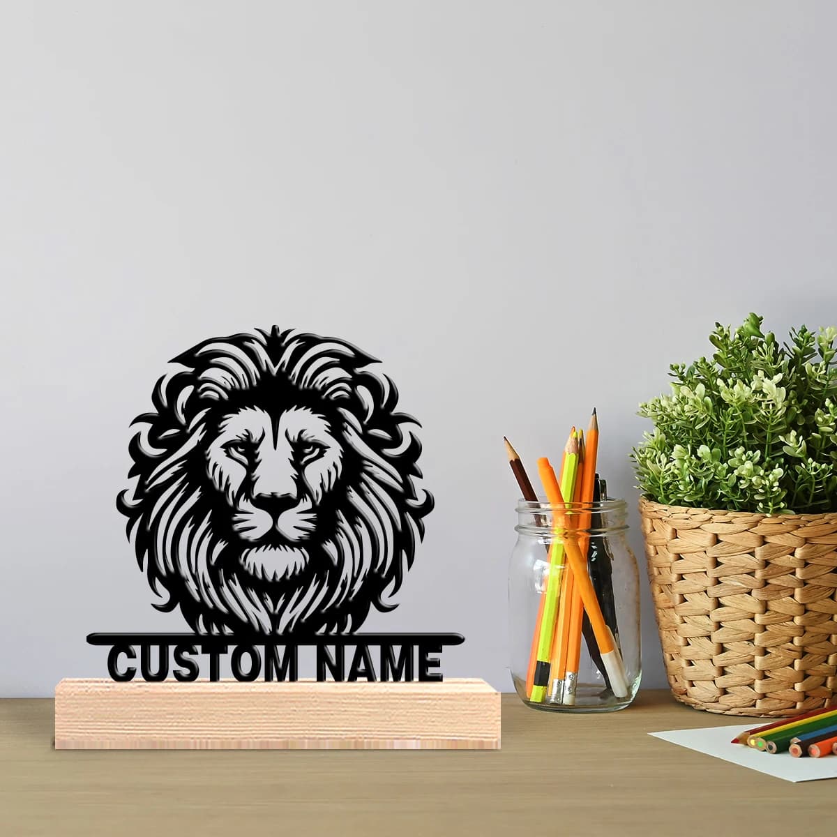 Opera d'arte astratta personalizzata: Leone astratto in ferro battuto con base in legno, decorazione da tavolo. Elementi naturali e personalizzazione su misura.