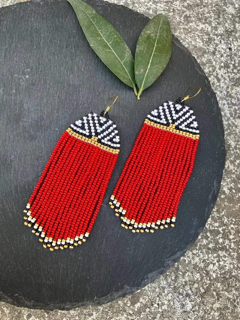 Collana da donna in lega rossa con triangolo geometrico bohémien e nappe, creativa e intrecciata a mano