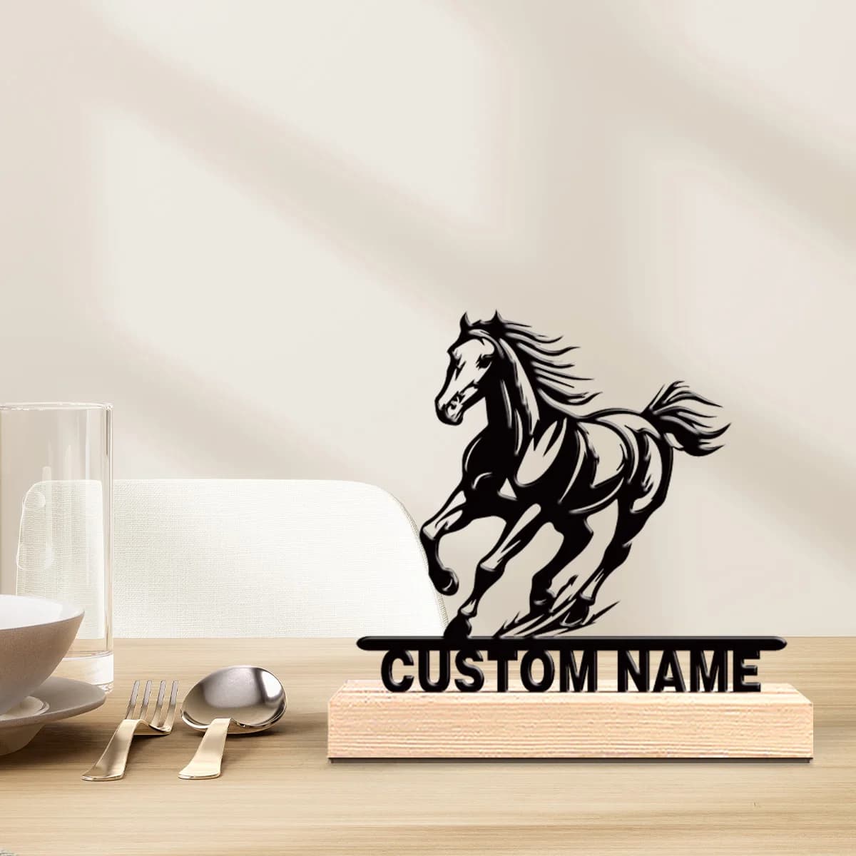 1 pz. Elegante Scultura Artistica Personalizzata in Metallo a Forma di Cavallo con Base in Legno, Decorazione da Tavolo, Arte da Scrivania con Base in Legno Botanico per Na