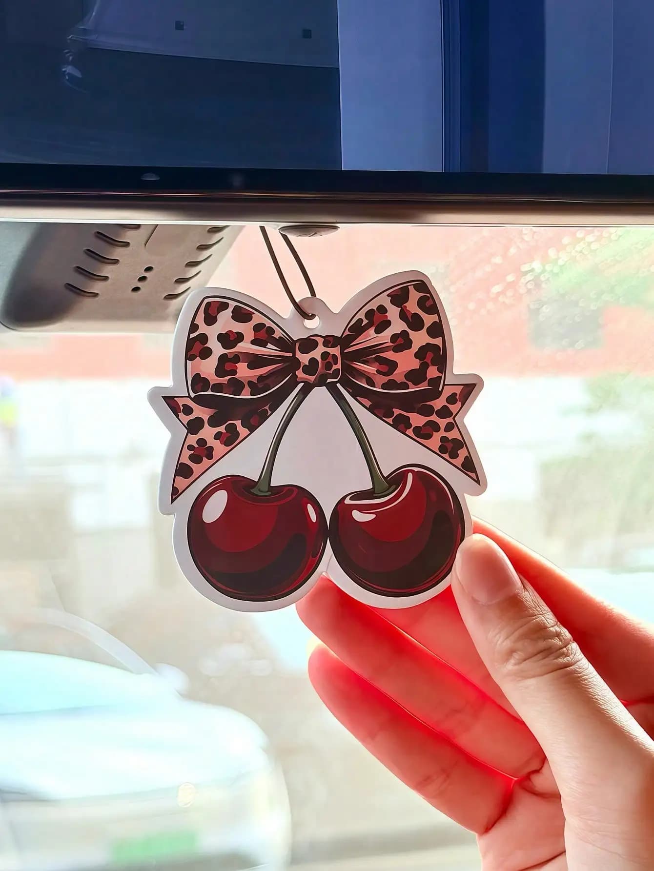 Set regalo di deodoranti per auto profumati alla ciliegia, design interessante a forma di cartone animato con motivo leopardato rosa, naturale, da appendere, a lunga durata, adatto per specchietto retrovisore, guardaroba, bagno, soggiorno, camera da letto, maniglia della porta, borsa per il trucco, scarpiera, palestra, decorazioni