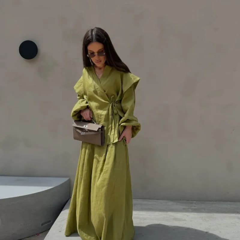 Completo da donna con gonna a tubino e blusa, primaverile/autunnale, di design, con nodo frontale, a vita alta, confortevole, minimalista, alla moda, di nicchia, casual