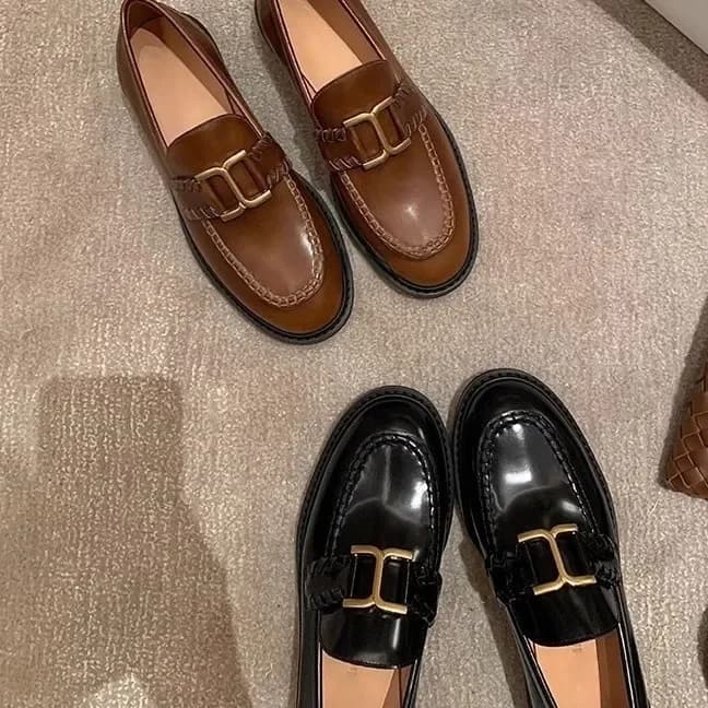 Mocassini da donna con suola spessa in pelle con fibbia dorata con design di cuciture per scarpe basse casual da esterno comode