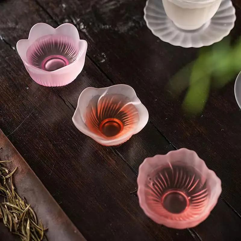 Japanese style pink heat-resistant glass covered bowl, master cup, tea making cup, frosted tea tasting cup, flower tea cup