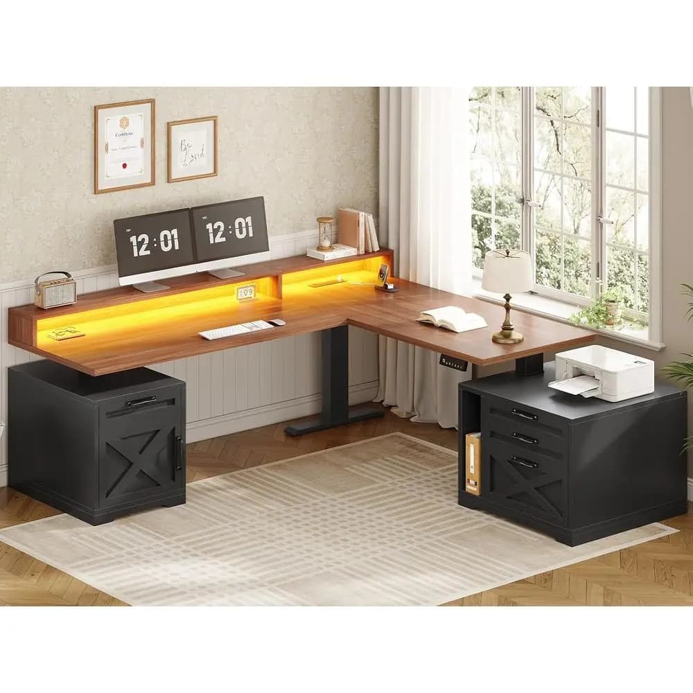 Scrivania ad angolo a forma di L Armhouse, scrivania direzionale regolabile in altezza da 70,1" x 73,2" per ufficio domestico con cassetti, presa di corrente, supporto per monitor
