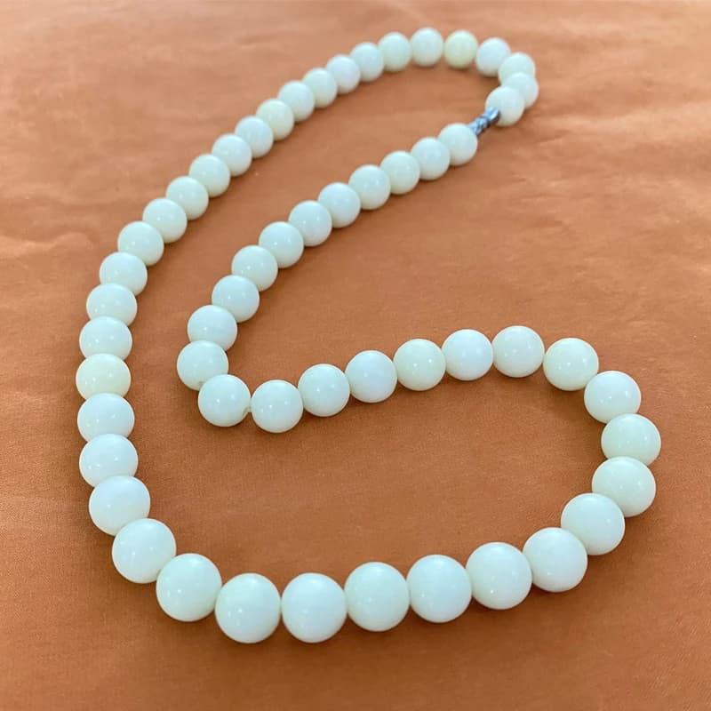 Elegante Collana Luce di Luna Bianca con Pietra di Giada Naturale