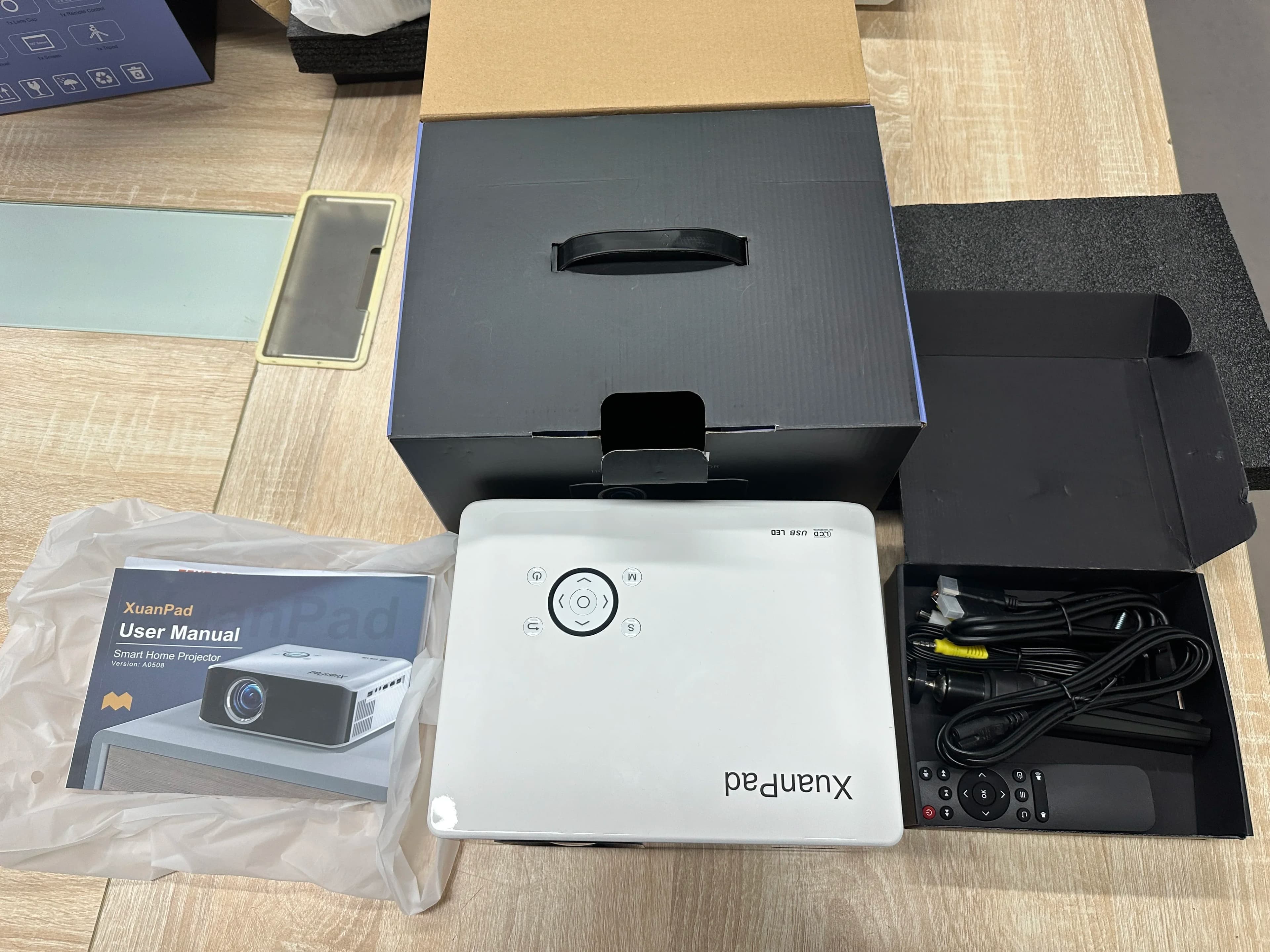 Mini proiettore 4K Android TV Stick 5G WiFi 3D Caratteristiche schermo da 200 \" Custodia da trasporto per cinema all'aperto Batteria-Tutto una confezione