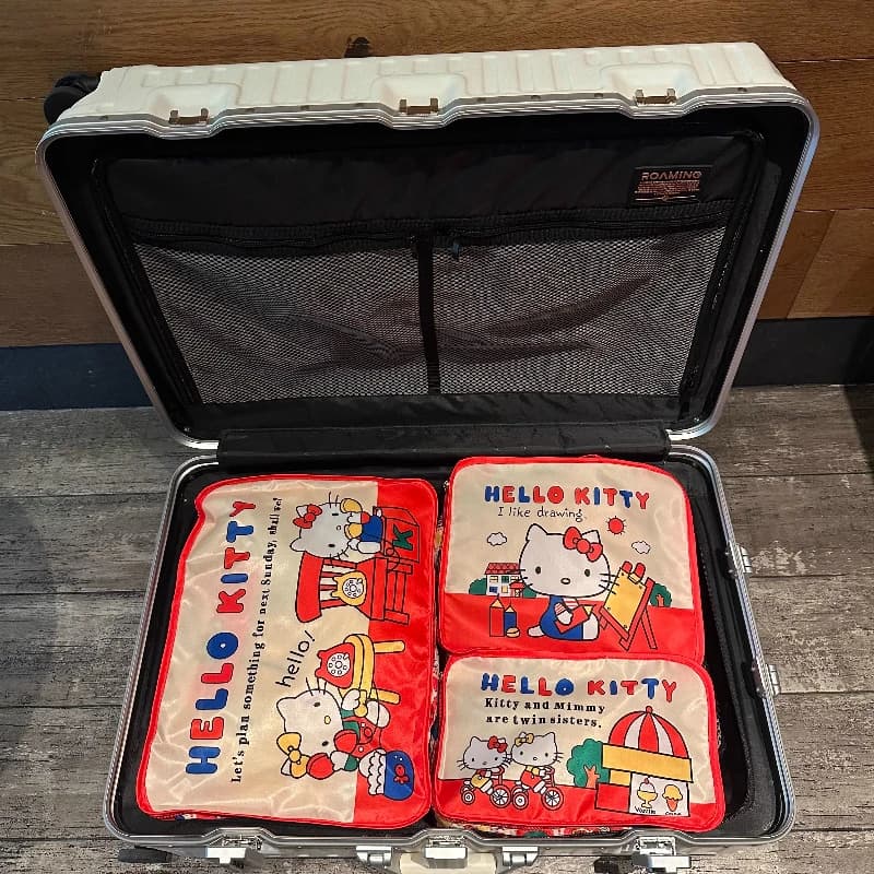Set da Viaggio Tre Pezzi Sanrio Hello Kitty: Borsa per il Trucco, Borsa per Biancheria Intima e Borsa Organizer, Souvenir Anime