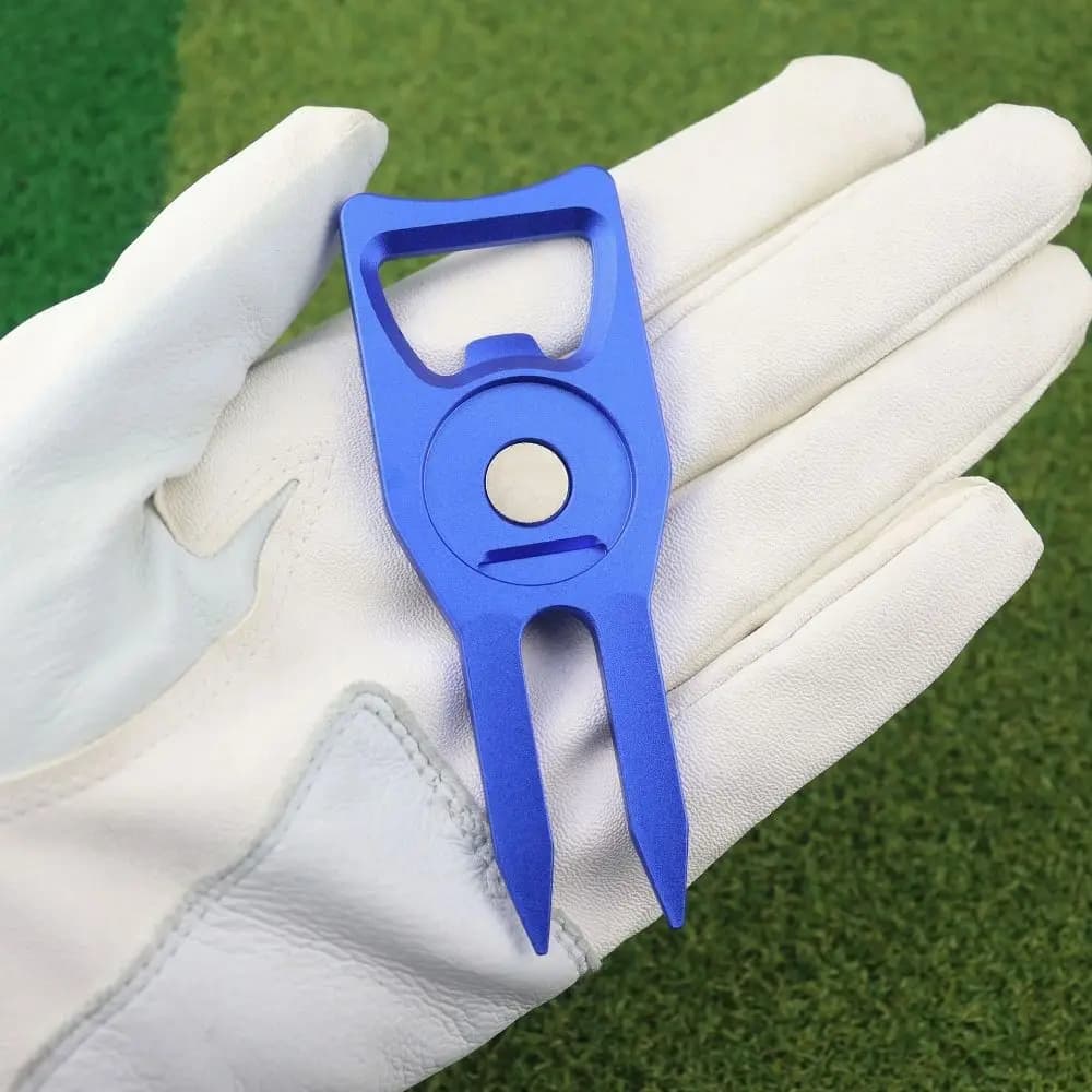 Forchetta da Golf 6-in-1 con Apribottiglie, Marcatore Multifunzione, Pulitore Scanalature Golf Staccabile e Clip per Cappello