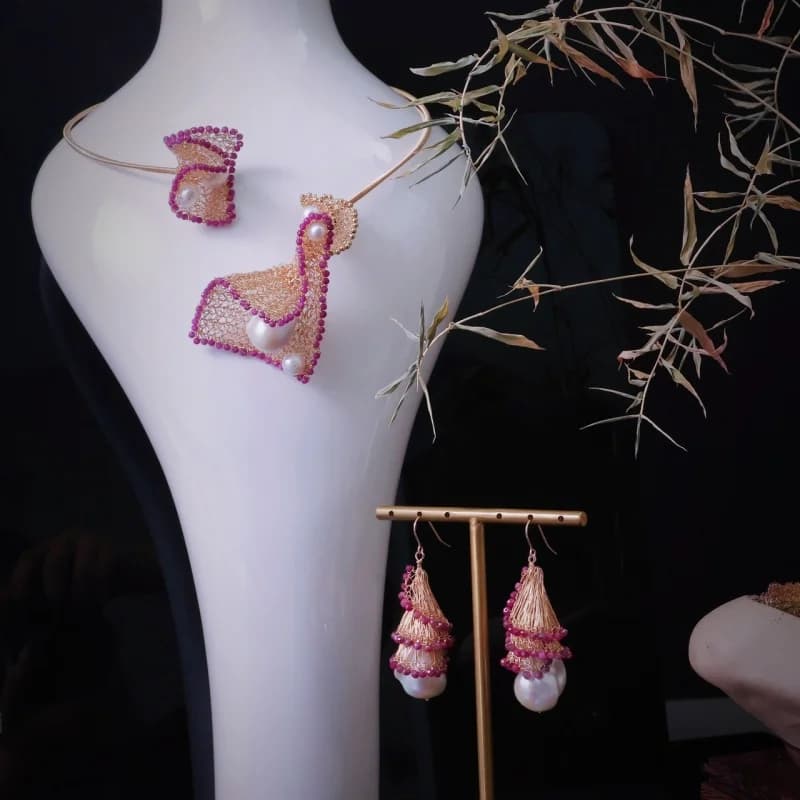 SGARIT Collana con rubini naturali riempiti in oro 14k con bocciolo floreale avvolto a mano per donna Orecchini di perle barocche Set di gioielli eleganti