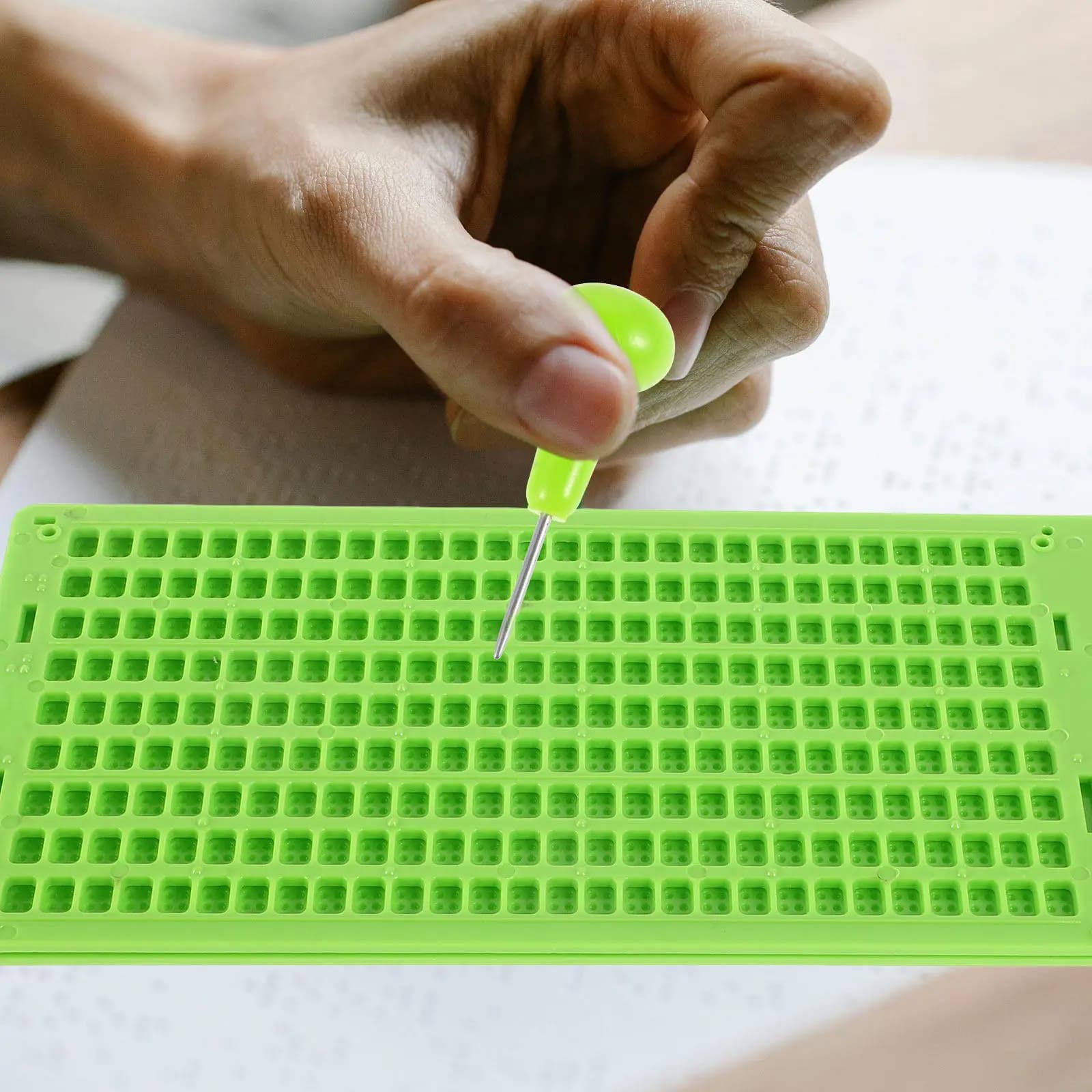 1 set di strumenti educativi per la scrittura in Braille, con piastra in plastica e stilo per tastiera, per non vedenti e ipovedenti
