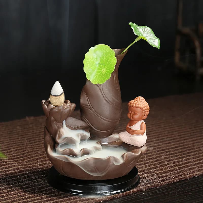 The smoke of the reflux incense burner flows back the rhythm of the lotus with the floral composition of the small monk, creative ornament
