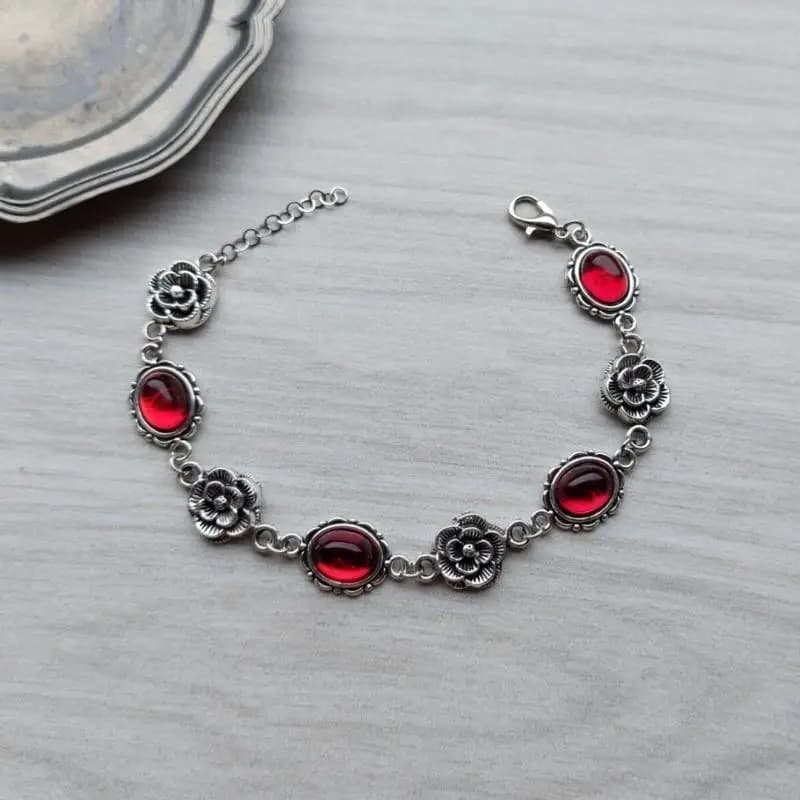 Bracciale con gemma sintetica rosso accattivante; Interessante bracciale gotico floreale; Gioiello con catena lucida regolabile, ricordo.