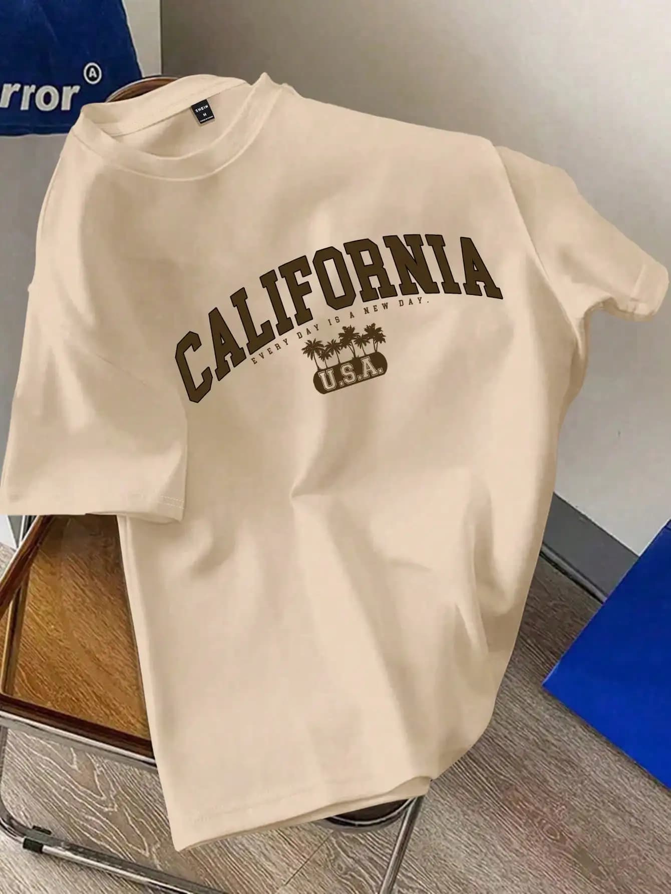 T-shirt casual da uomo beige con stampa grafica, motivo ad arco e palme, girocollo a maniche corte, estiva