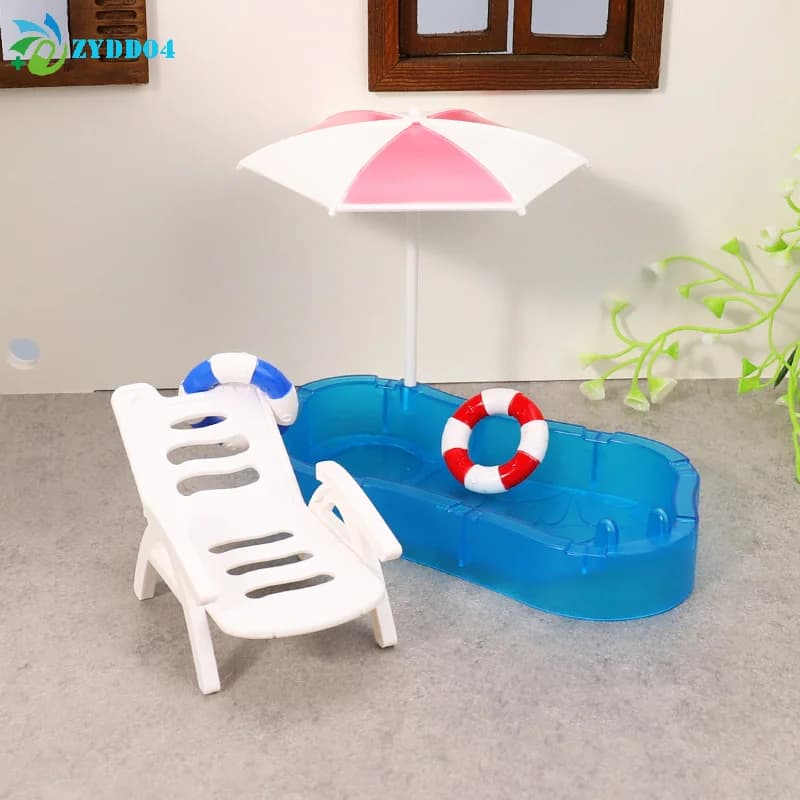 ● Set di Giocattoli per Bambini, Casa delle Bambole con Mini Piscina, Anelli da Nuoto e Sedia da Spiaggia, Kit Modello Fai-da-Te per Decorazione