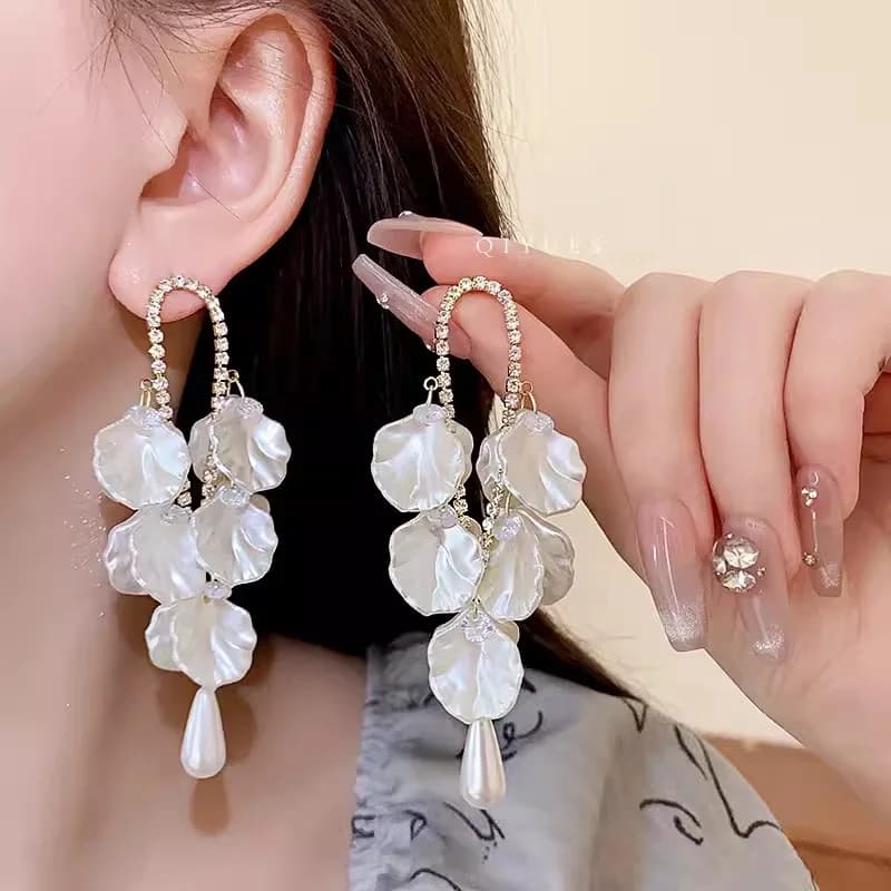 Fata francese Petali bianchi Perla Nappa Orecchini geometrici Luce Gioielli di moda di lusso Orecchini da sposa damigella d'onore