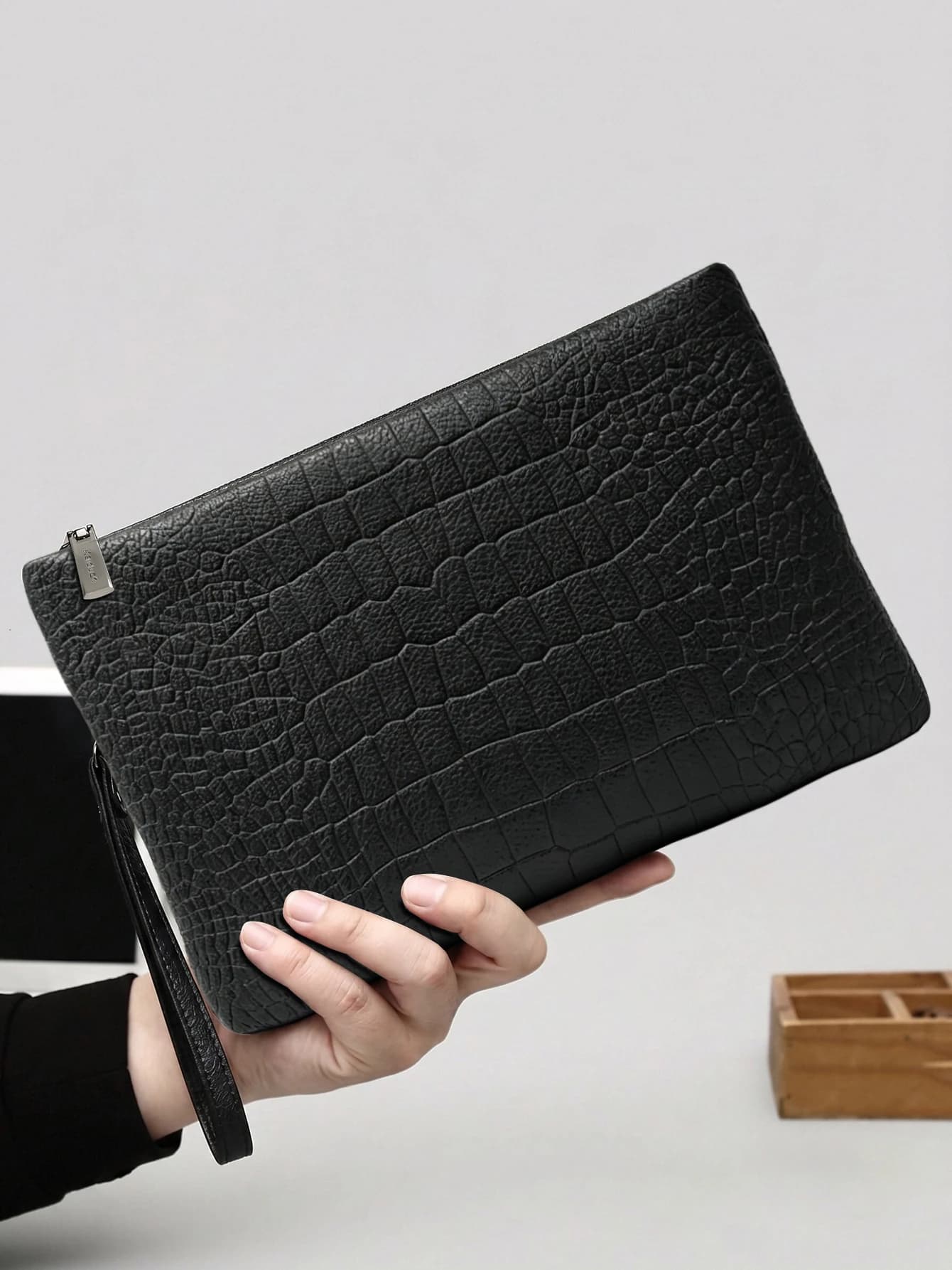 Men's Crocodile Embossed PU Leather Clutch Bag, Large Capacity Wristlet Hand Purse with Detachable Strap