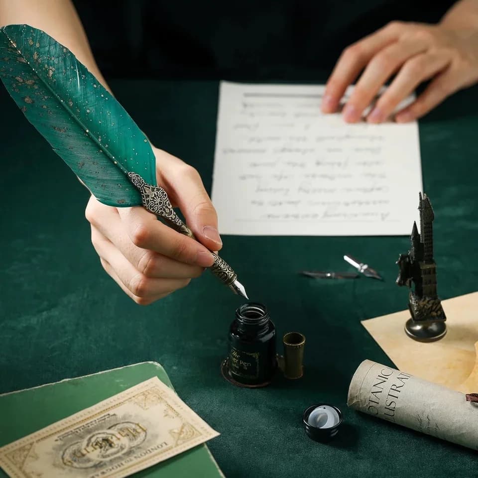 Premium vintage quill pen set, suitable for English calligraphy and Gothic font outlines, includes a pen holder and replaceable