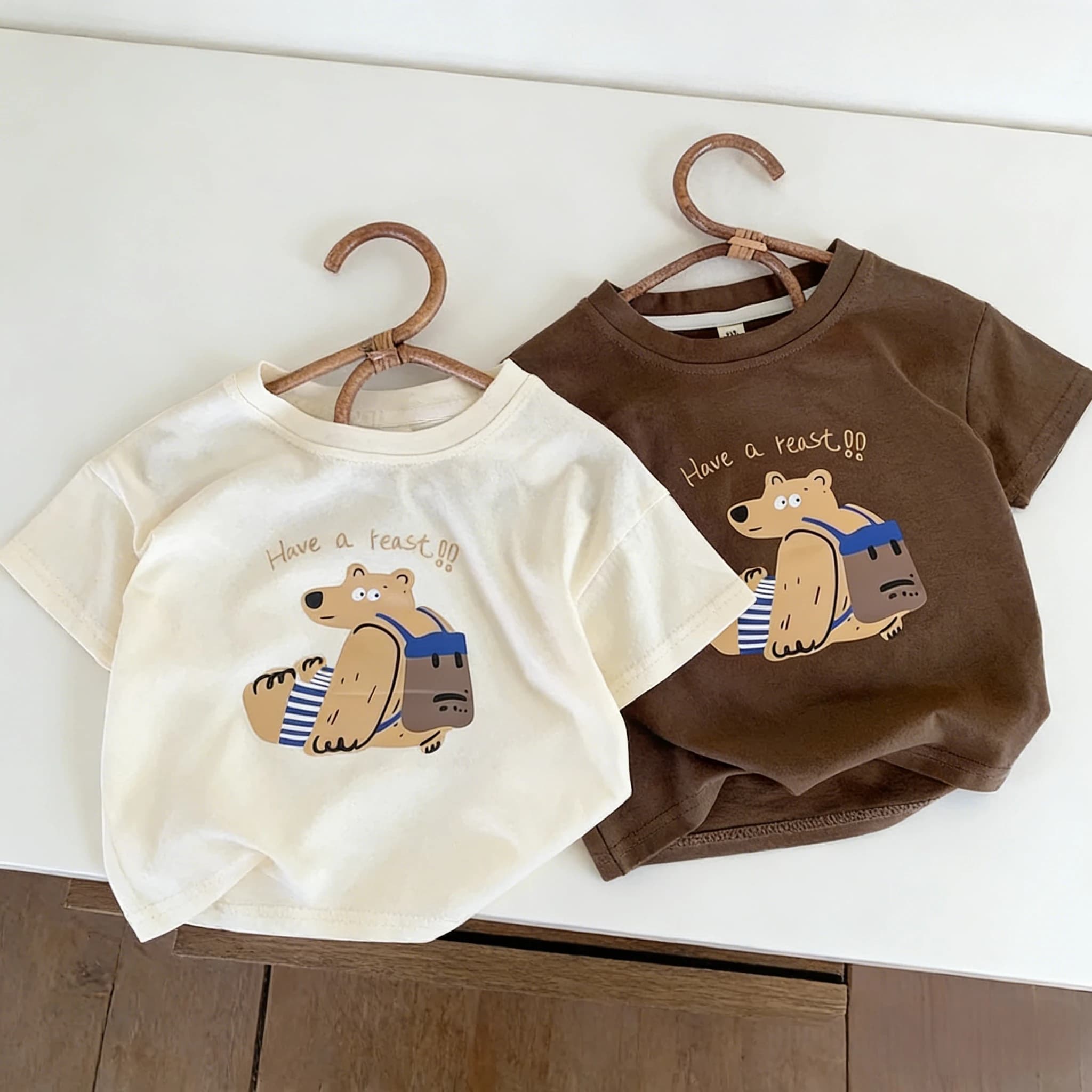 T-shirt per bambini con stampa orso e slogan Have A Reast, con graziosa grafica orso sul zaino, per ragazzi e ragazze, morbida, estiva, a maniche corte, in stile coreano