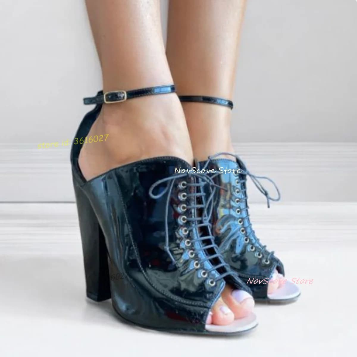 Sandali Peep Toe Neri in Pelle Verniciata con Tacco Largo, Cinturini alla Caviglia, Fibbia e Lacci, Cut-out, Scarpe Estive Sexy da Donna per Feste