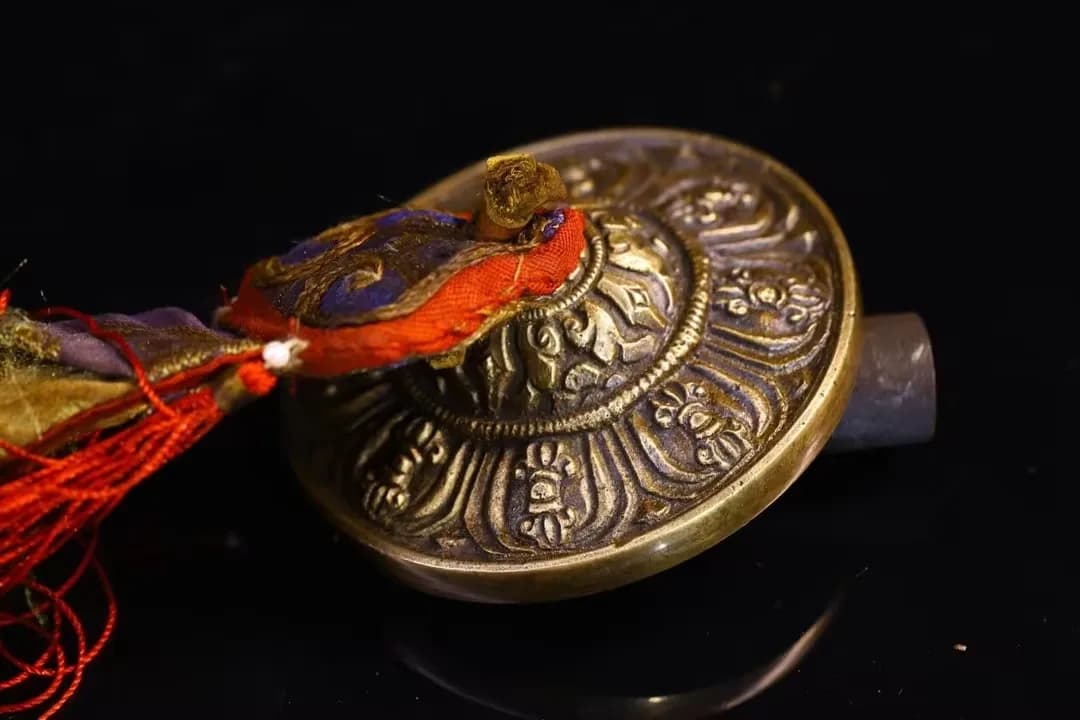3"Tibetan Temple Collection Old Bronze Cinnabar Vajra Pattern Old Ringing Bell Ox horn Old Ringing Bell Amulet Town house