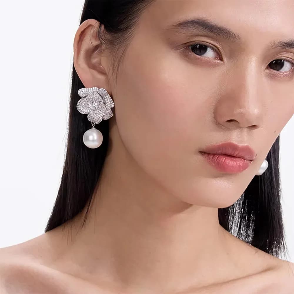 Semplici orecchini a forma di fiore con strass completi per le donne 2025 Orecchini pendenti con perle di moda Gioielli per orecchie Regalo Accessori per feste