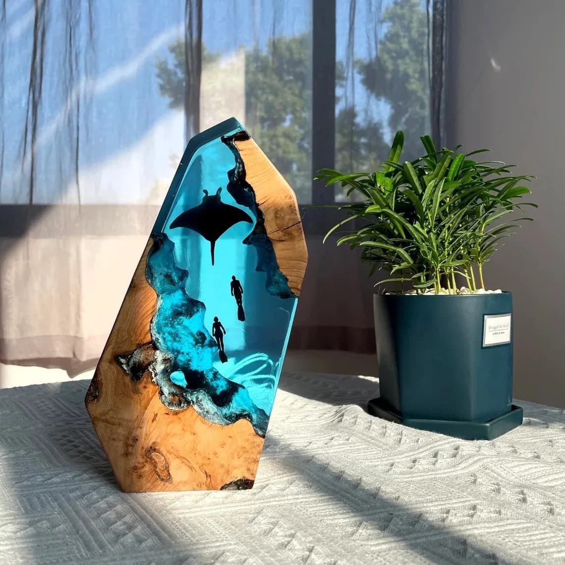 Scultura in Resina Epossidica e Legno di Coppia di Subacquei con Manta, Decorazione Atmosferica per la Casa