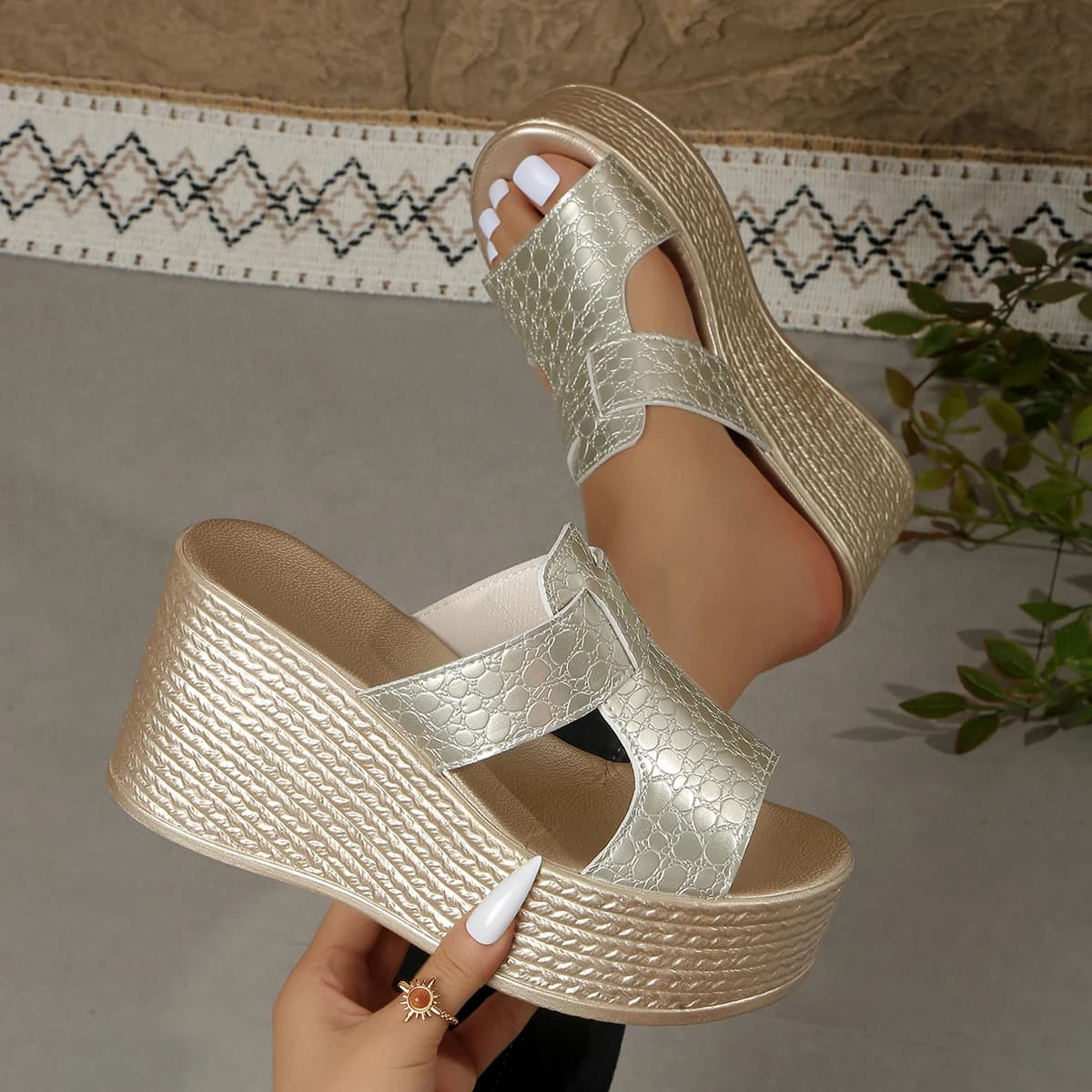 Women Sandals Large Size Platform Sandals Open Toe Thick Bottom Slippers Outdoor Slip-On Shoes Rubber Sole Designer Shoes Women