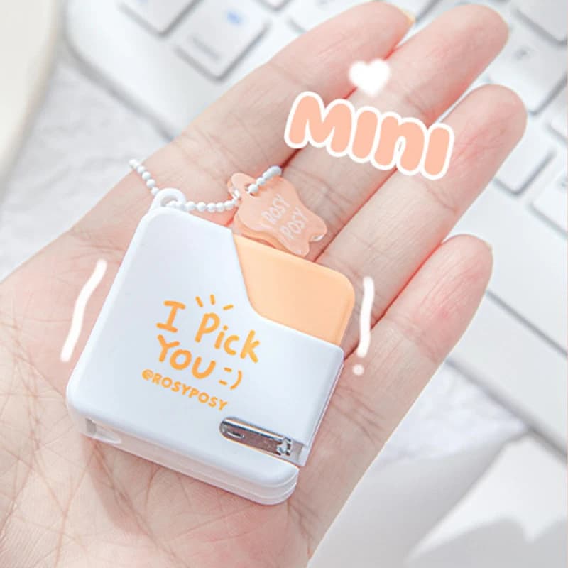 Mini cucitrice da 1 pezzo, a forma di caramella, può essere appesa con gli accessori, viene fornita con 40 graffette, colori assortiti
