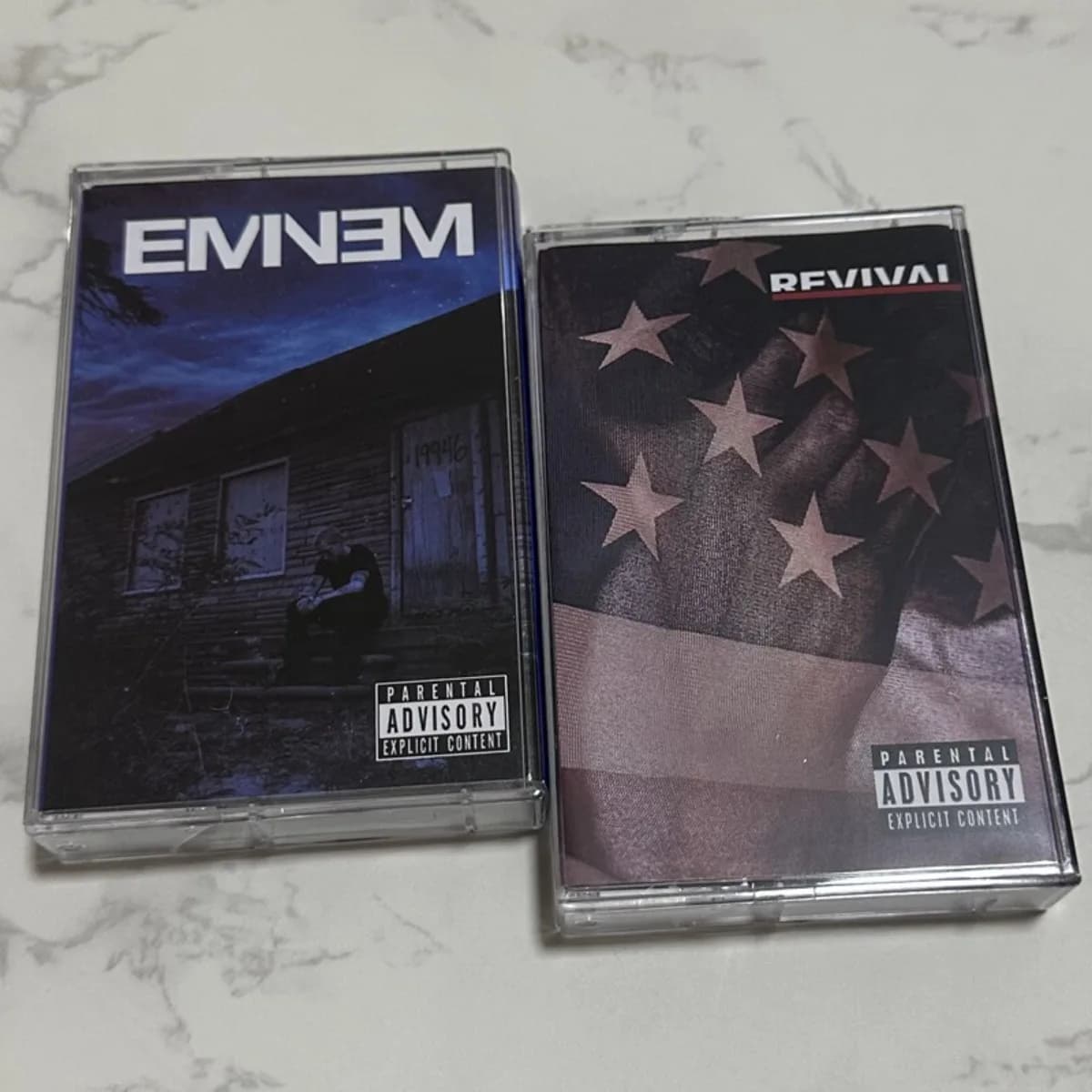 Collezione di cassette musicali hip-hop rap di Eminem con libretti di testi per l'ascolto e la collezione della musica
