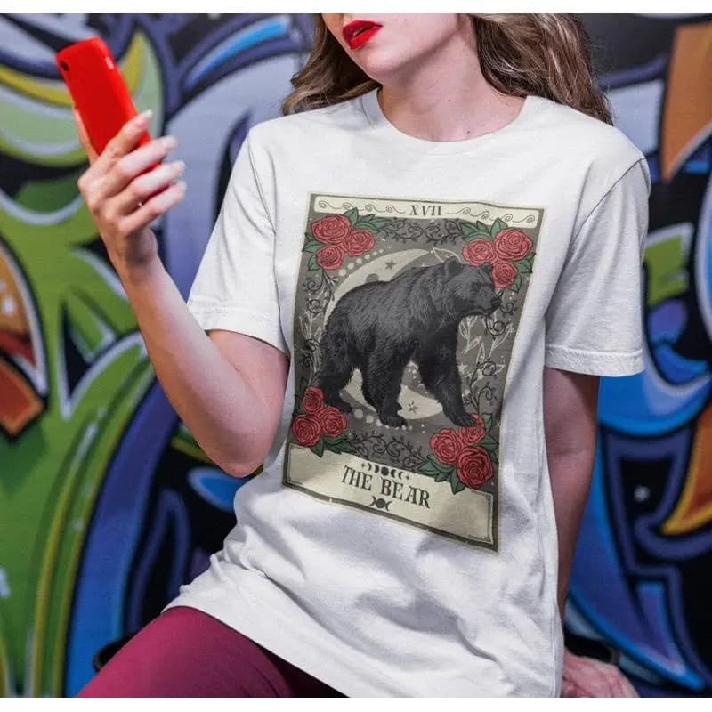 La maglietta della carta dei tarocchi dell'orso