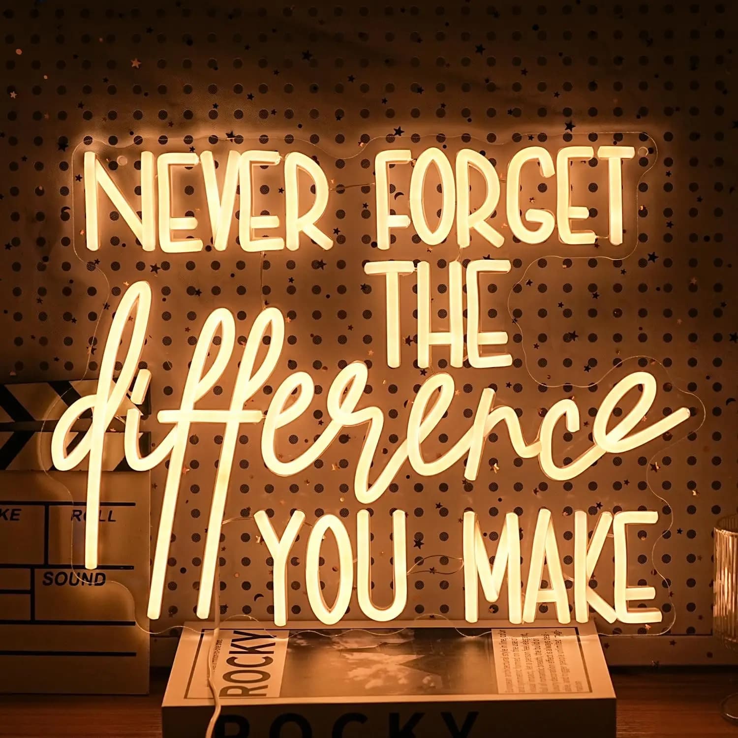 Insegna al neon con scritta 'Non dimenticare mai la differenza che fai', lettere LED dimmerabili, alimentazione USB, luce al neon bianca calda.