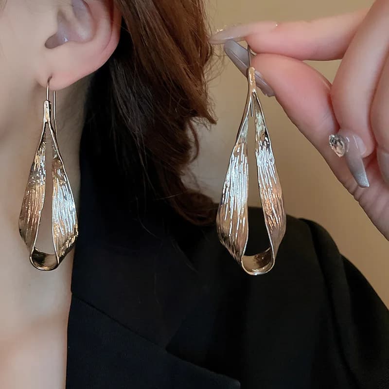 Orecchini a gancio a forma di goccia d'acqua con finitura metallica fredda, stile europeo e americano, dal design esagerato e di nicchia, dal tocco raffinato, orecchini da influencer, leggeri e che non sbiadiscono.