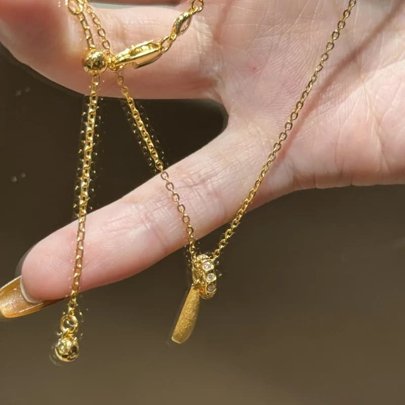 Collana girevole vintage di fascia alta con piccole gocce d'acqua spazzolate. Ciondolo alla moda e semplici regali di gioielli per feste con catena a colletto fine