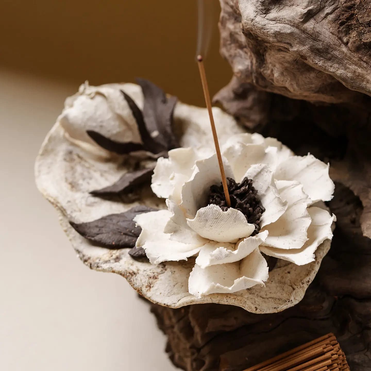 Porta Incenso in Ceramica a Forma di Peonia Fatto a Mano, Ornamento Decorativo per la Casa, Base per Bastoncini d'Incenso, Bruciatore per Incenso di Sandalo