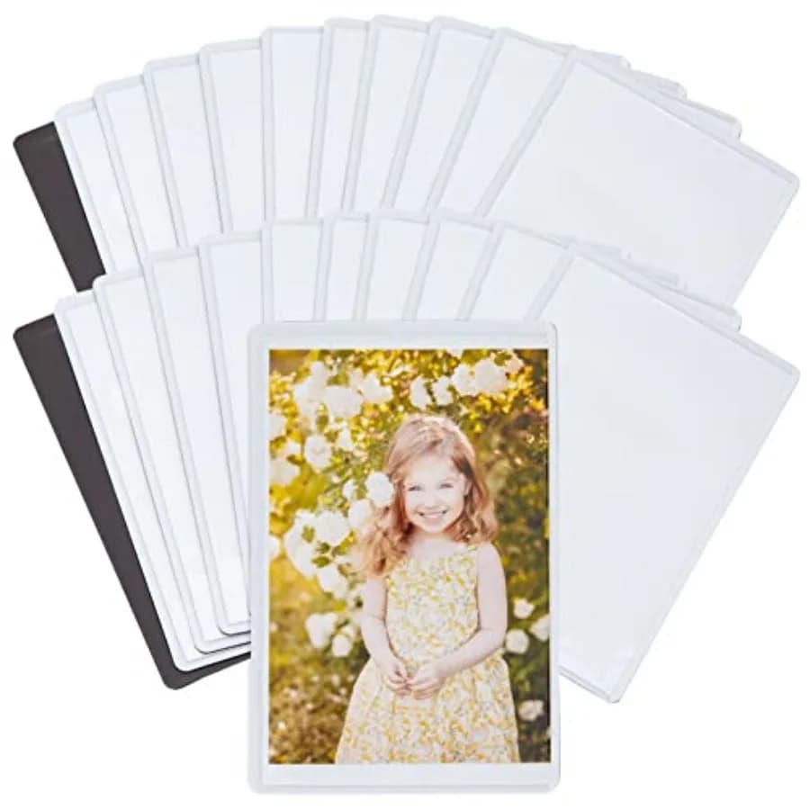 Confezione da 24 Cornici Magnetiche per Frigorifero - 2,5 x 3,75 Pollici in PVC Bianco - Cornici Magnetiche per Foto - Decorazione per Armadietti e Frigoriferi