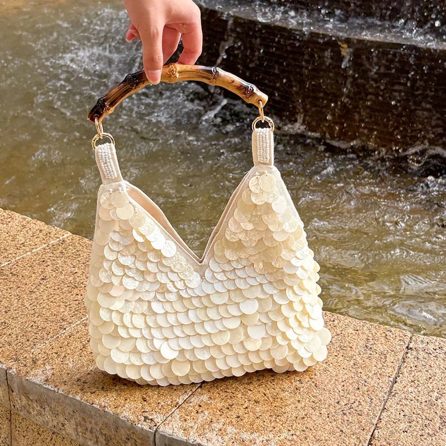 Spring and summer natural shell pieces wooden handle bamboo handbag seaside vacation gentle temperament exquisite handbag