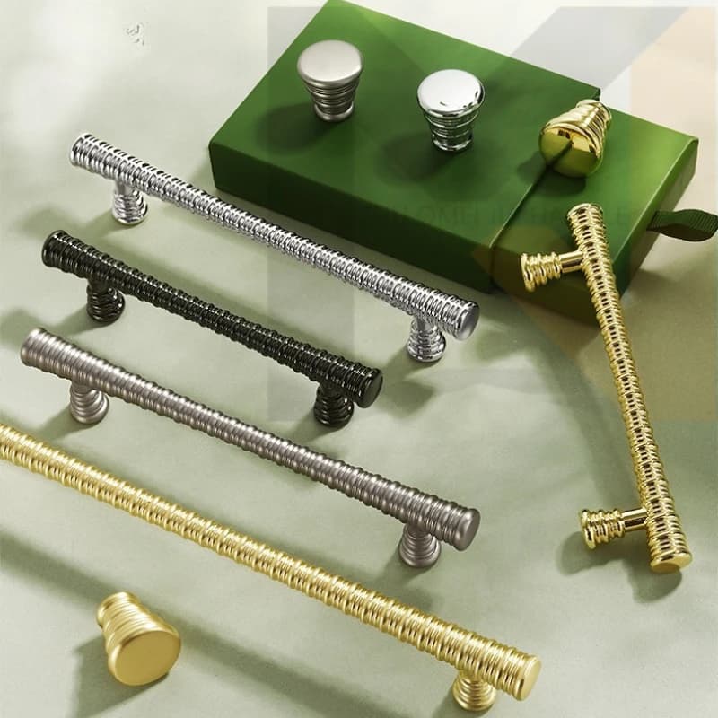 Maniglia per porta per mobili di lusso francese di fascia alta Maniglia per cassetto dell'armadio nordico Maniglia dorata Maniglia lunga per armadio rotondo americano creativo
