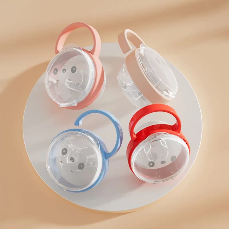 Nuova custodia antipolvere trasparente per ciuccio per bambini, design simpatico panda con manico, materiale PP per uso alimentare per una sicurezza del ciuccio
