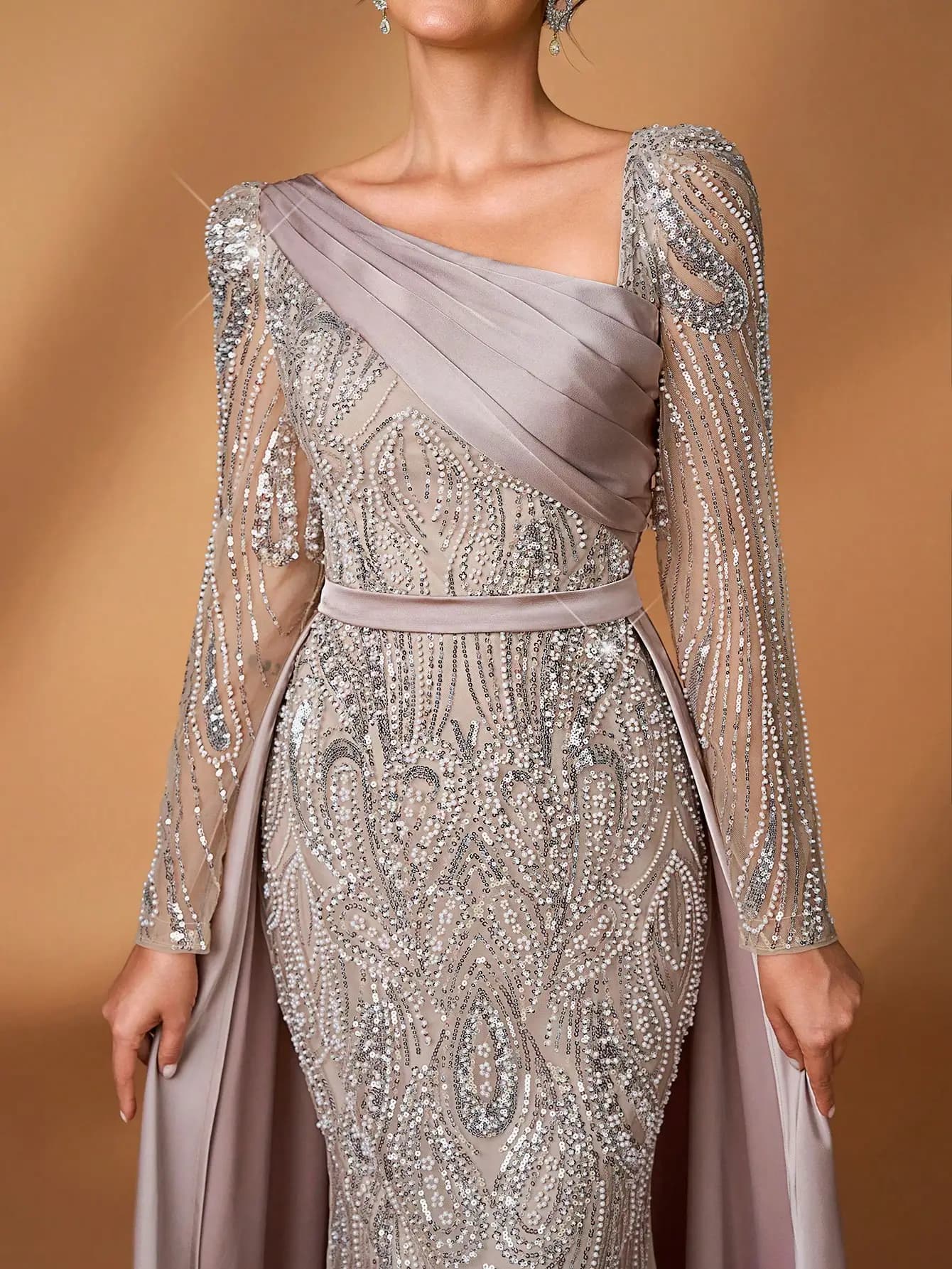 Elegante abito lungo a sirena con paillettes e maniche drappeggiate in raso per matrimoni, feste ed eventi formali