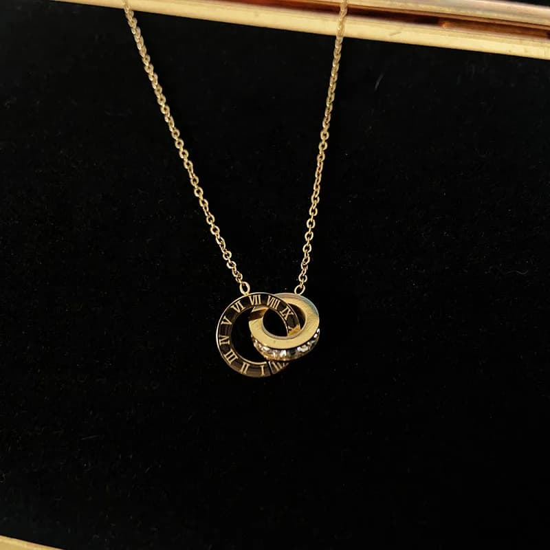 Collana con Ciondolo a Doppio Anello con Numeri Romani, Acciaio al Titanio Premium con Placcatura in Oro, Gioiello Elegante e Minimalista