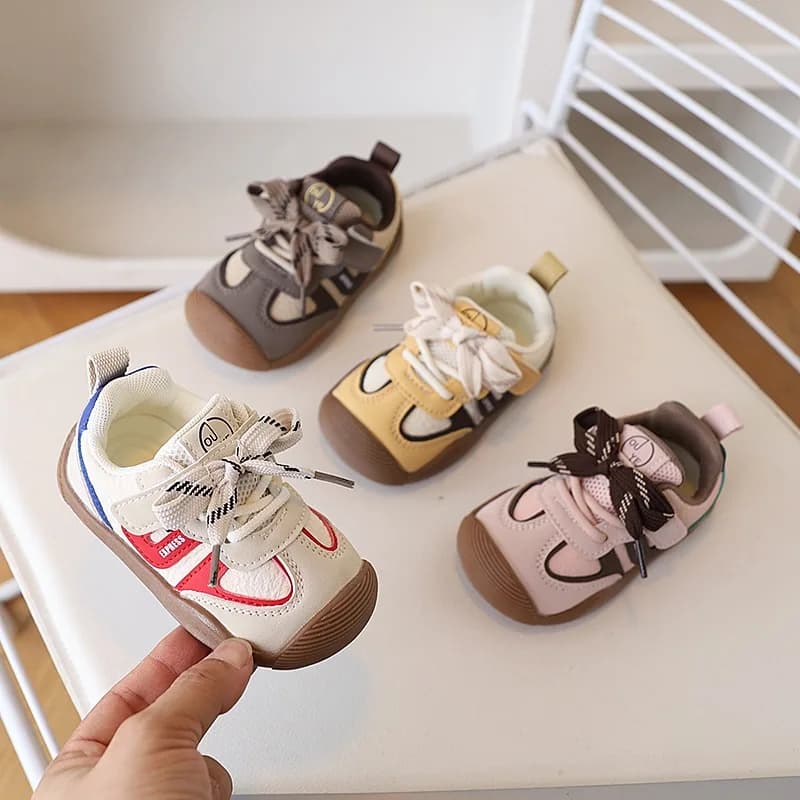 2025 Scarpe da passeggio per bambini di nuovo stile Scarpe sportive con suola morbida in pelle da ragazza autunnale Scarpe da corsa traspiranti casual da ragazzo