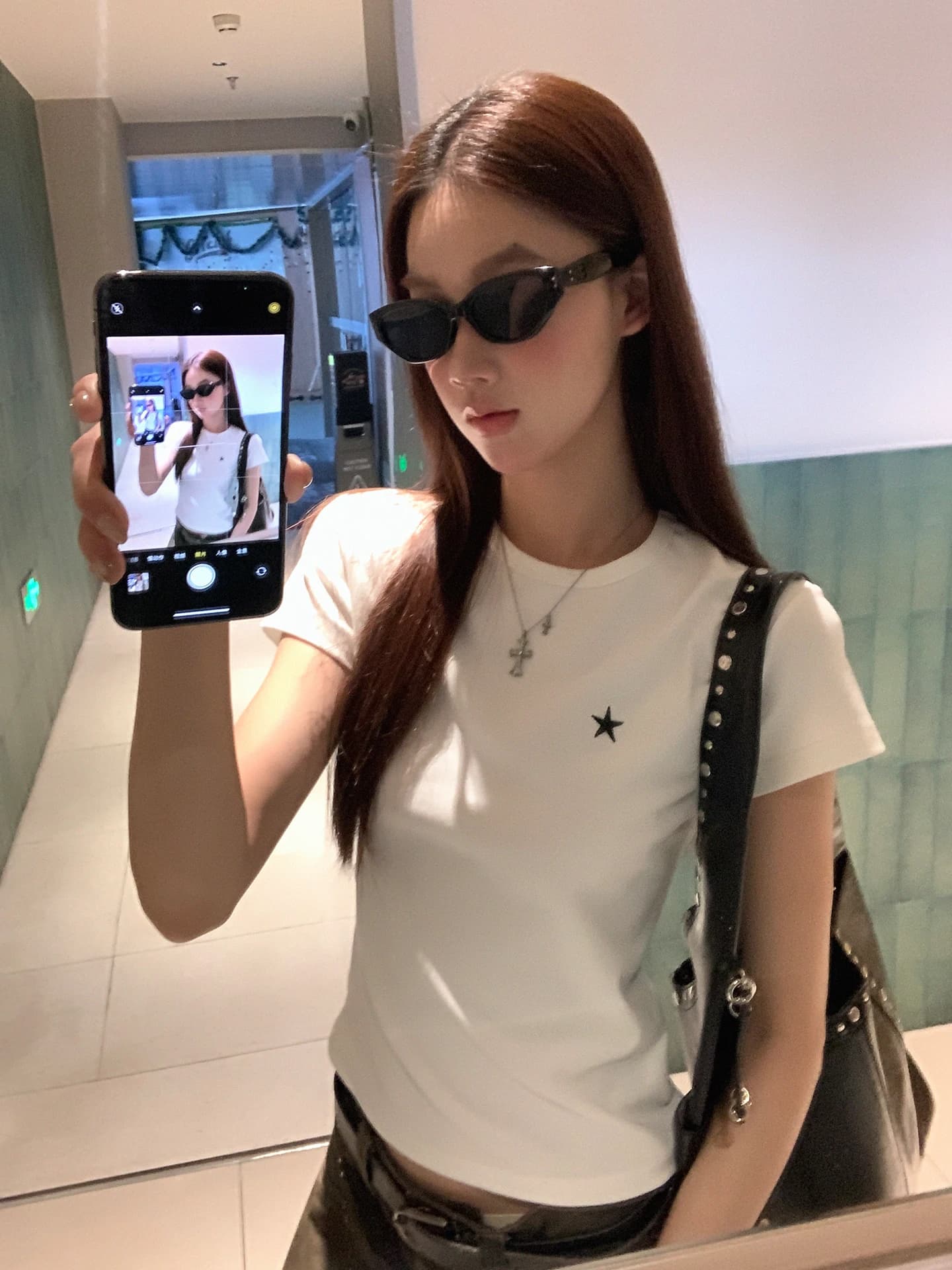 T-shirt bianca slim fit a maniche corte da donna, design alla moda in stile coreano, top estivo girocollo casual in misto cotone HRG